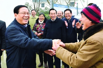 2月3日，春節(jié)后上班第一天，省委書記李強來我市基層走訪調研，看望鹽城“6.23”特大龍卷風冰雹災害受災群眾。.jpg