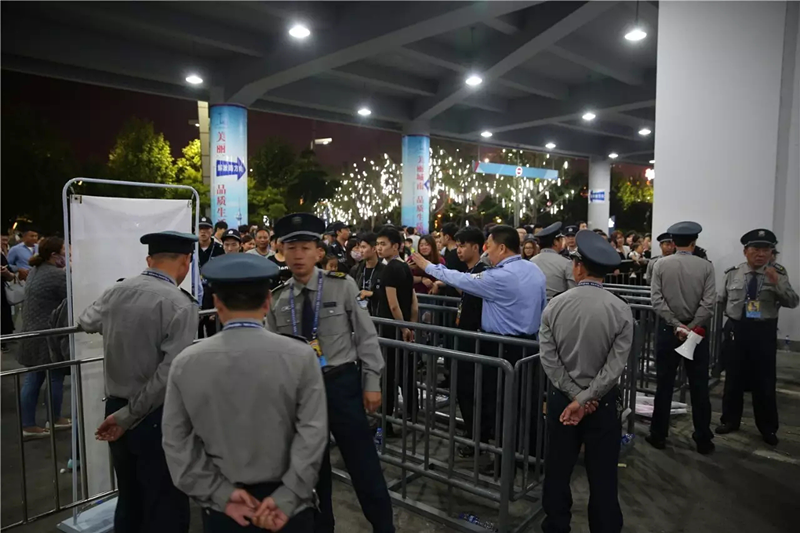 圖為保安隊(duì)員們快速反應(yīng)，處置突發(fā)事件。.png